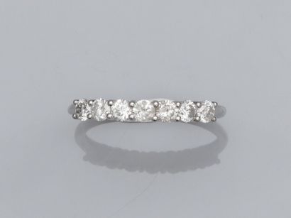 null Alliance en or gris 750°/°° (18K) , sertie de diamants taille brillant sur le...