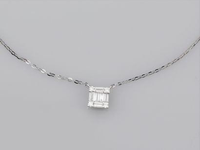 null Collier carré à maille forçat en or gris 750°/°° (18K) , serti de diamants baguettes...