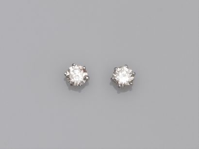 null Paire de puces en or gris 750°/°° (18K) , serties chacune d'un petit diamant...