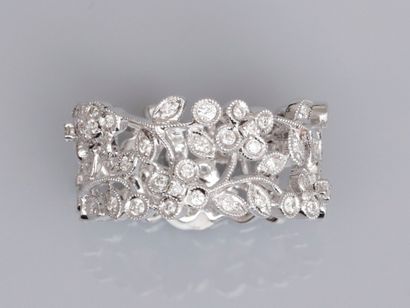 null Bague ajourée de feuilles en or gris 750°/°° (18K) , sertie de diamants taille...