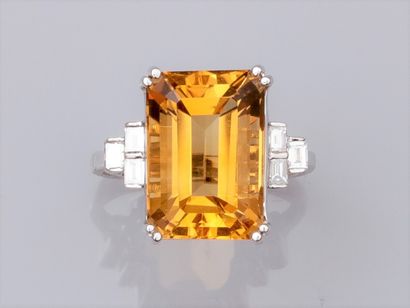 null Bague en or gris 750°/°° (18K), sertie d'une citrine rectangulaire à pans de...