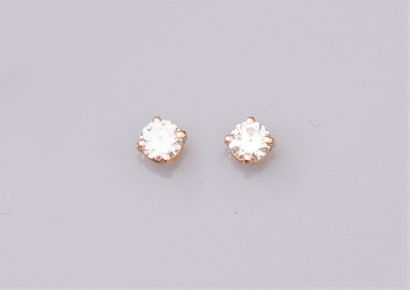 null Paires de clous d'oreilles en or jaune 750°/°° (18K) , sertie chacune d'un diamant...