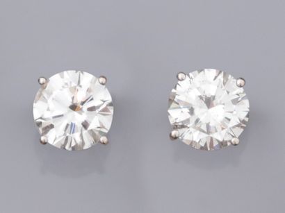 null Paire de puces d'oreilles en or gris 585°/00 (14K), serties de deux diamants...
