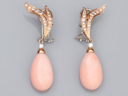 null Paire de grandes boucles d'oreilles en or deux tons 750°/°° (18K), à décor de...