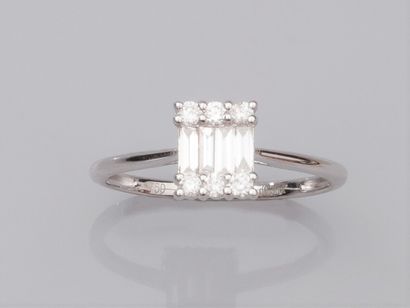 null Bague rectangulaire en or gris 750°/°° (18K) , sertie de diamants taille brillant...