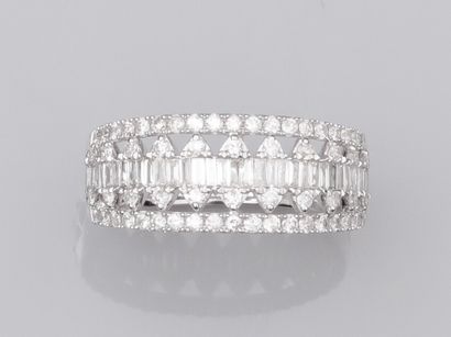 null Bague bandeau ajourée, en or gris 750°/°° (18K) , sertie de diamants baguettes...