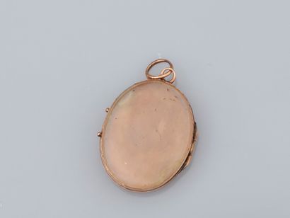 null Médaillon ovale porte souvenir en cristal de roche, monture en or 750°/°° (18K)....
