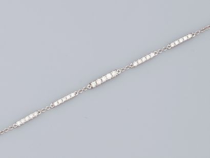 null Bracelet à maille forçat en or gris 750°/°° (18K) , orné de lignes de diamants....