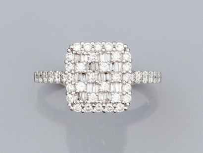null Bague carrée en or gris 750°/°° (18K) , sertie de diamants baguettes et de diamants...