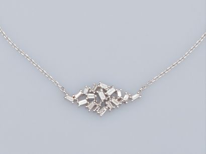 null Fin collier en gris 750°/°° (18K), maille forçat, serti de diamants baguettes....