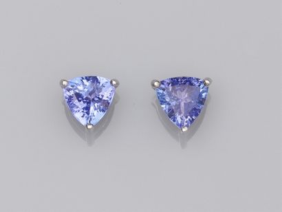 null Paire de puces en or 750°/°° (18K) chacune est sertie d'une tanzanite triangulaire...