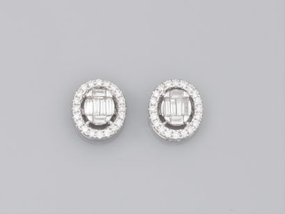 null Paire de boucles d'oreilles ajourées en or gris 750°/°° (18K) , serties de diamants...