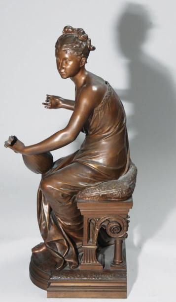 Luca MADRASSI (1848-1919) «Joueuse de mandoline». Epreuve en bronze (accident à l'épaule...