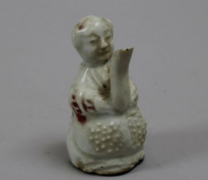 null Compte goute en porcelaine blanche, figurant un enfant. Chine, XXème siècle....