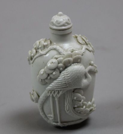 null Flacon tabatière en porcelaine blanche de Fou Kien à décor moulé d'un échassier...