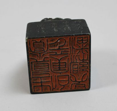 null Marble seal surmounted by a carved dragon and ideograms engraved on the side....