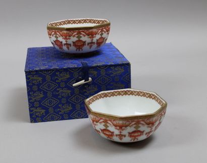 null Two octagonal porcelain bowls with orange and gold lantern decoration. China,...