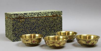null Quatre coupelles à décor floral sur fond d'or. Chine, XXème siècle. 

H: 4,5cm,...