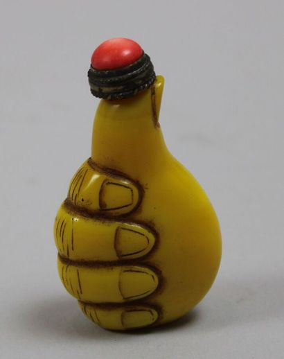 null Flacon tabatière en pâte de verre jaune en forme de main. Chine, XXème siècle....