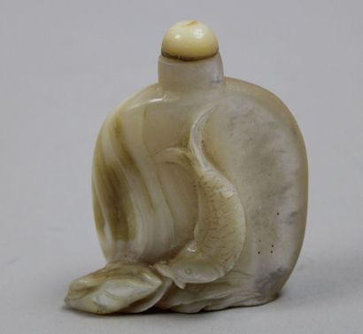 null Mother-of-pearl snuff bottle in the shape of a fish. China, 20th century. 

H:...