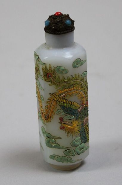 null Flacon tabatière en pâte de verre imitant l'opaline à décor floral peint. Chine,...