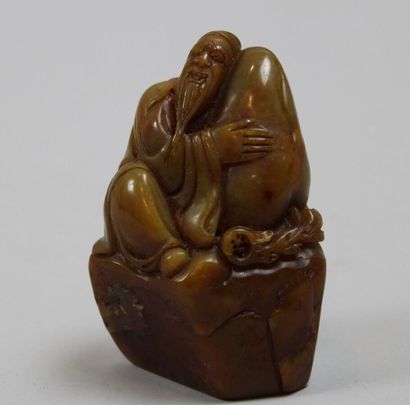 null Sceau en stéatite sculpté d'un vieillard tenant une pierre de méditation. Chine,...