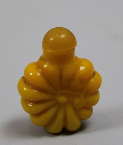 null Flacon tabatière en pâte de verre jaune en forme de calisson. Chine, XXème siècle....