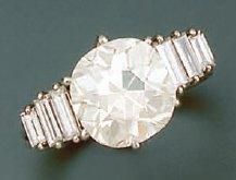 null Bague sertie d'un diamant solitaire de taille ancienne et de forme coussin entre...