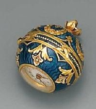 null Montre pendentif boule en or jaune émaillée bleu décorée de guirlandes partiellement...