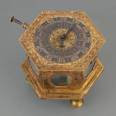null Horloge de table à clef à remontage par le fond de forme hexagonale en bronze...
