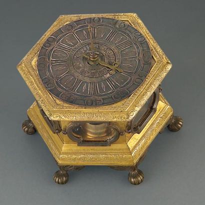 null Pendule de table de forme hexagonale en bronze posant sur six pieds griffes...