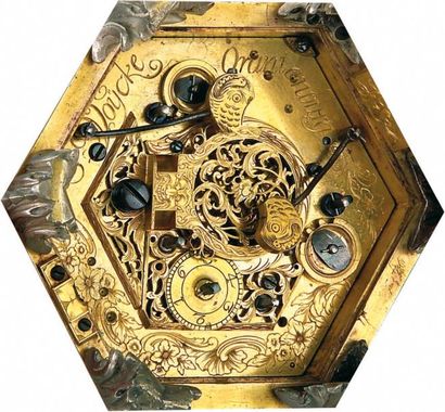 null Pendule de table de forme hexagonale en bronze partiellement gravé posant sur...