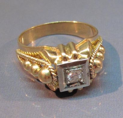 null Bague en or sertie d 'un petit diamant taille brillant. Vers 1950. Poids : 5.10...
