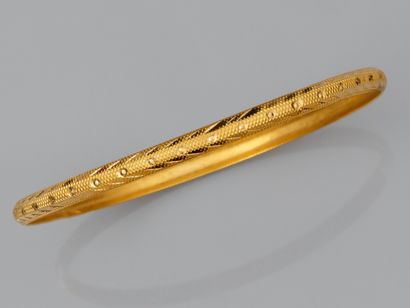 null Bracelet rigide en or jaune 750°/°° (18K) à décor guilloché. 6.6 g. Diamètre...
