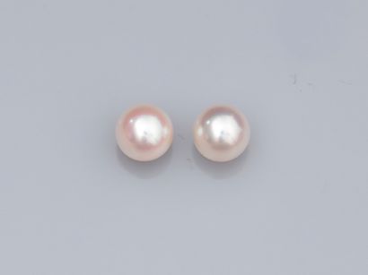 null paire de boucles d'oreilles en or jaune 750°/°°, serties chacune d'une perle...