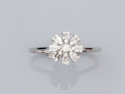 null Bague fleur en or gris 750°/°° (18K), sertie de diamants baguettes et de diamants...