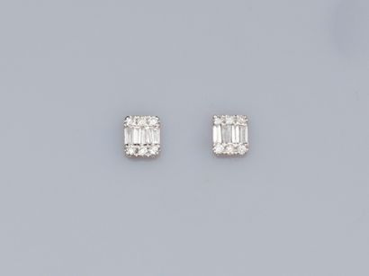 null Paire de petites boucles d'oreilles rectangulaires en or gris 750°/°°, serties...