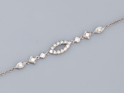 null Bracelet à maille forçat en or gris 750°/°° (18K), à motifs sertis de diamants....