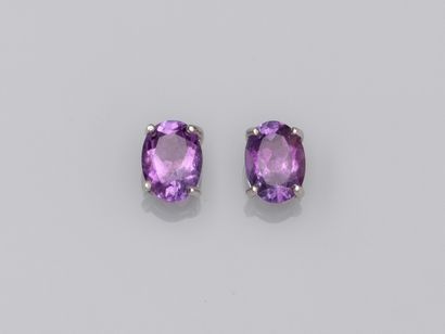 null Pair of 18K gold chips each set with an oval amethyst of about 0.70 ct. 1.1...