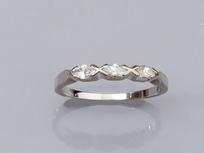 null Wedding ring in white gold 585°/°°, set with three navette diamonds on the half-round....