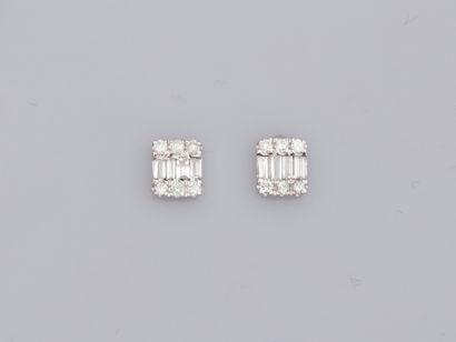 null Paire de puces rectangulaires en or gris 750°/°° (18K), sertie de diamants baguettes...