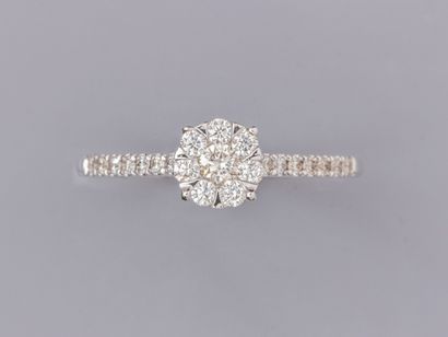 null Fine round ring in 18K white gold, set with brilliant-cut diamonds, the ring...