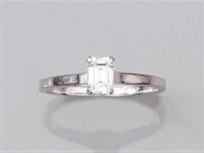 null Solitaire ring in 18K white gold, set with an emerald-cut diamond 0.50 ct approx....