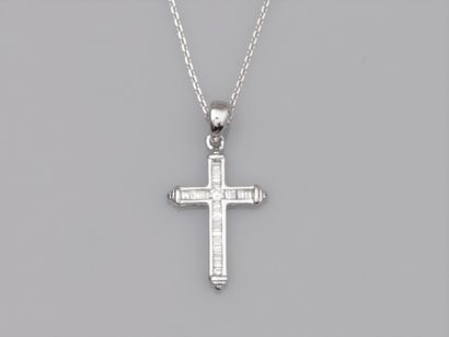Chain in 18K white gold with a small cross...