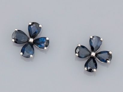 null Pair of cloverleaf earrings in 18K white gold, set with pear sapphires of about...