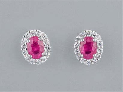 null Pair of earrings in 18K white gold, each set with an oval ruby (0.85 ct approx.),...