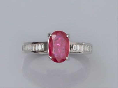 null Ring in 750°/00 white gold, set with an oval ruby weighing 2.06 carats (treated),...