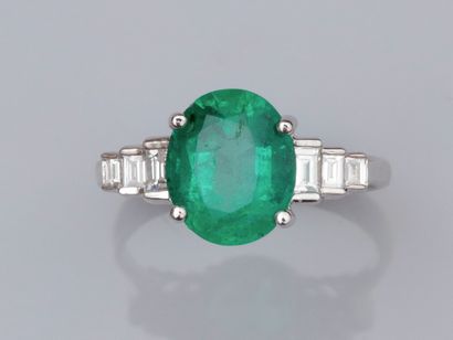 null Ring in 18K white gold, set with an oval emerald of about 2.7 ct (trace of resin),...