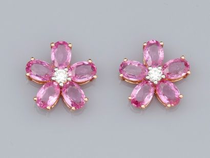 null Paire de boucles d'oreilles fleurs en or rose 750°/°° (18K) , serties de saphirs...