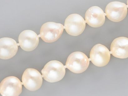 null Long necklace of baroque cultured pearls diameter 9/10 mm. L: 104 cm